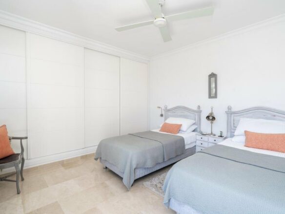 FOR SALE 🏡 Renovated Three-Bedroom Penthouse with Sea and Mountain Views – El Paraíso, Estepona 🇪🇸