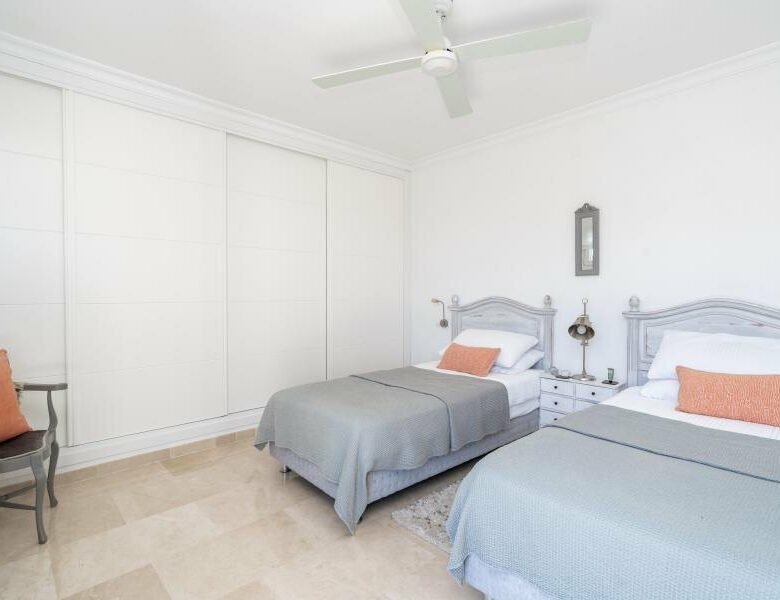 FOR SALE 🏡 Renovated Three-Bedroom Penthouse with Sea and Mountain Views – El Paraíso, Estepona 🇪🇸
