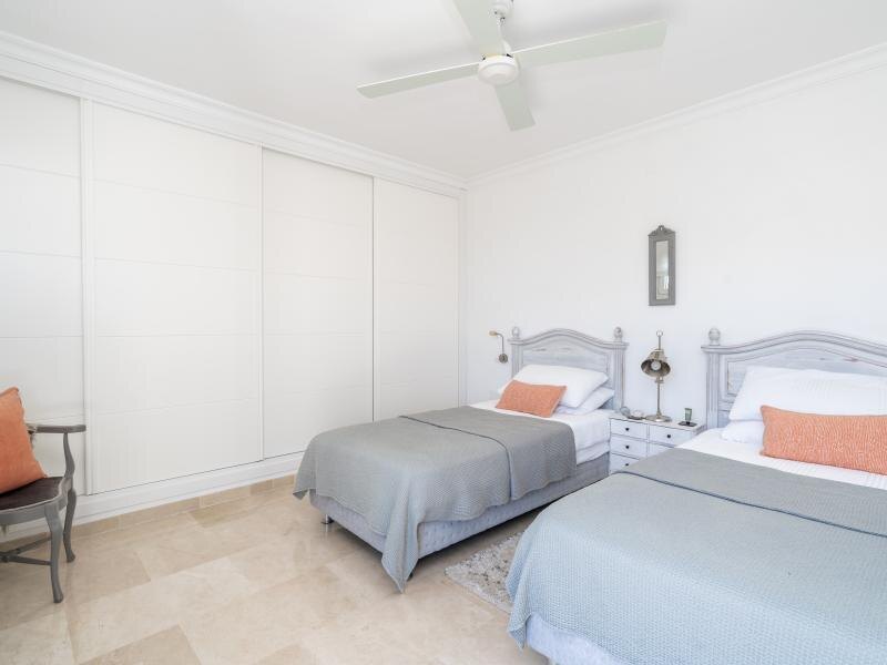 FOR SALE 🏡 Renovated Three-Bedroom Penthouse with Sea and Mountain Views – El Paraíso, Estepona 🇪🇸