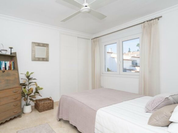 FOR SALE 🏡 Renovated Three-Bedroom Penthouse with Sea and Mountain Views – El Paraíso, Estepona 🇪🇸