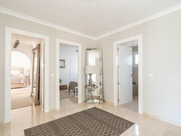 FOR SALE 🏡 Renovated Three-Bedroom Penthouse with Sea and Mountain Views – El Paraíso, Estepona 🇪🇸