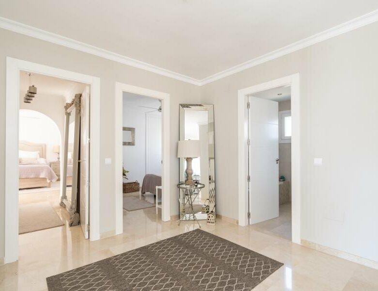 FOR SALE 🏡 Renovated Three-Bedroom Penthouse with Sea and Mountain Views – El Paraíso, Estepona 🇪🇸