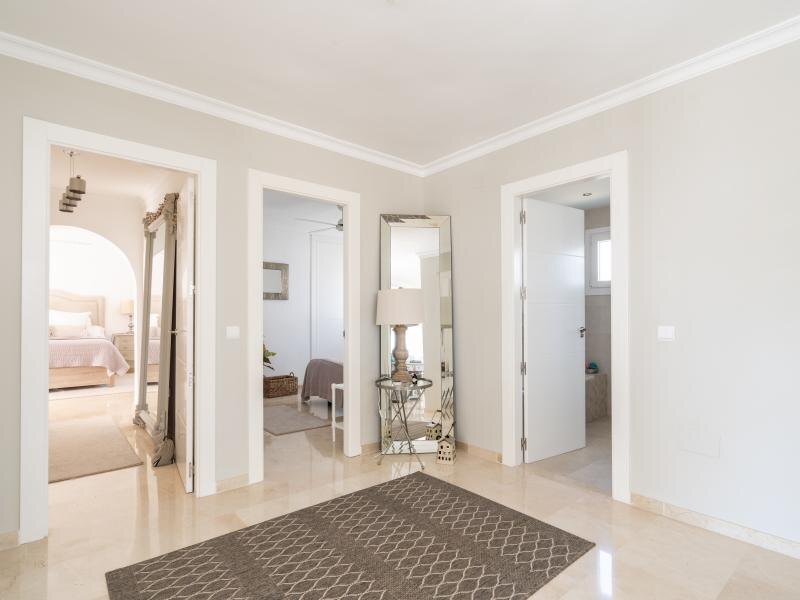 FOR SALE 🏡 Renovated Three-Bedroom Penthouse with Sea and Mountain Views – El Paraíso, Estepona 🇪🇸