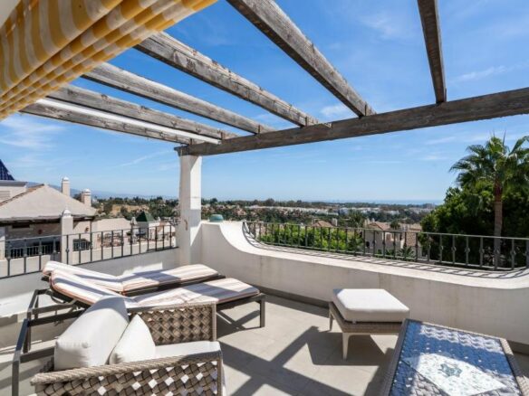 FOR SALE 🏡 Renovated Three-Bedroom Penthouse with Sea and Mountain Views – El Paraíso, Estepona 🇪🇸