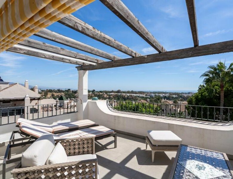 FOR SALE 🏡 Renovated Three-Bedroom Penthouse with Sea and Mountain Views – El Paraíso, Estepona 🇪🇸