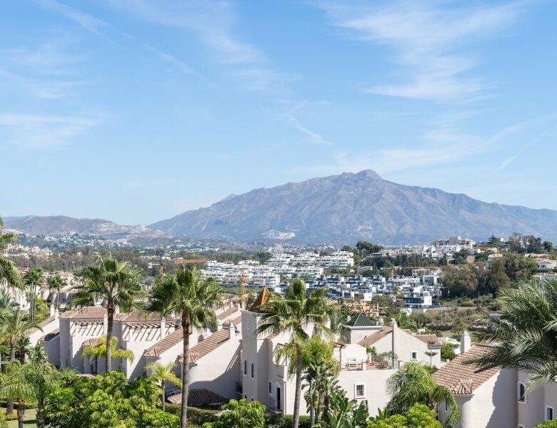 FOR SALE 🏡 Renovated Three-Bedroom Penthouse with Sea and Mountain Views – El Paraíso, Estepona 🇪🇸