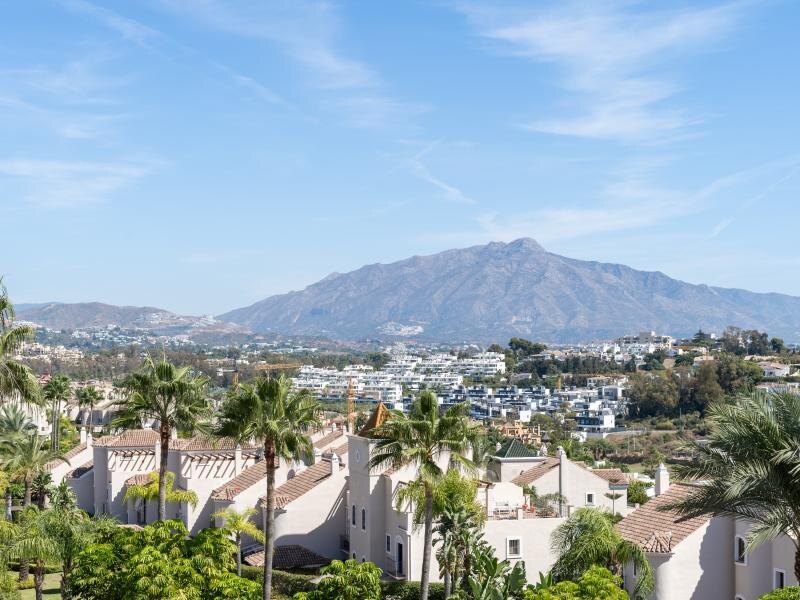 FOR SALE 🏡 Renovated Three-Bedroom Penthouse with Sea and Mountain Views – El Paraíso, Estepona 🇪🇸