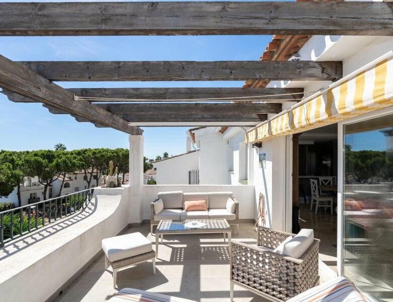 FOR SALE 🏡 Renovated Three-Bedroom Penthouse with Sea and Mountain Views – El Paraíso, Estepona 🇪🇸