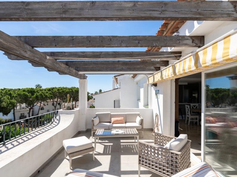 FOR SALE 🏡 Renovated Three-Bedroom Penthouse with Sea and Mountain Views – El Paraíso, Estepona 🇪🇸