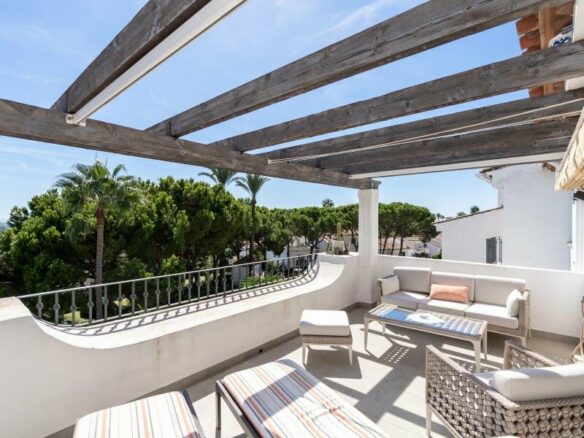 FOR SALE 🏡 Renovated Three-Bedroom Penthouse with Sea and Mountain Views – El Paraíso, Estepona 🇪🇸
