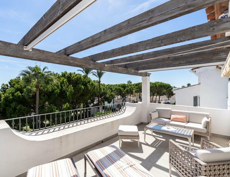 FOR SALE 🏡 Renovated Three-Bedroom Penthouse with Sea and Mountain Views – El Paraíso, Estepona 🇪🇸