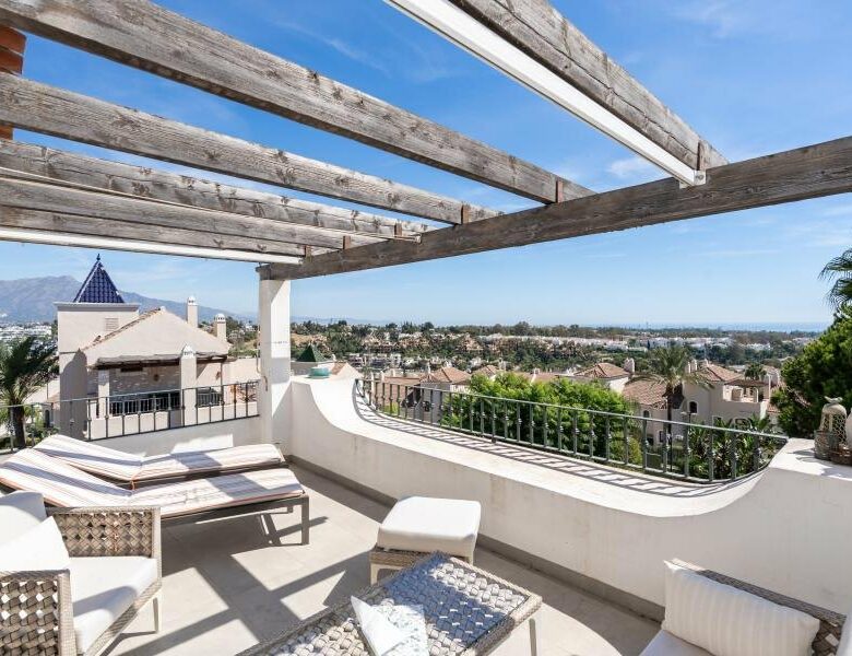 FOR SALE 🏡 Renovated Three-Bedroom Penthouse with Sea and Mountain Views – El Paraíso, Estepona 🇪🇸
