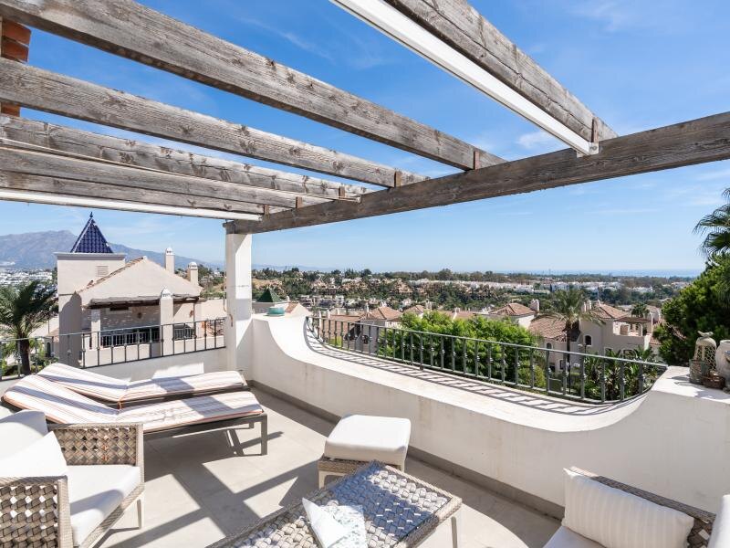 FOR SALE 🏡 Renovated Three-Bedroom Penthouse with Sea and Mountain Views – El Paraíso, Estepona 🇪🇸