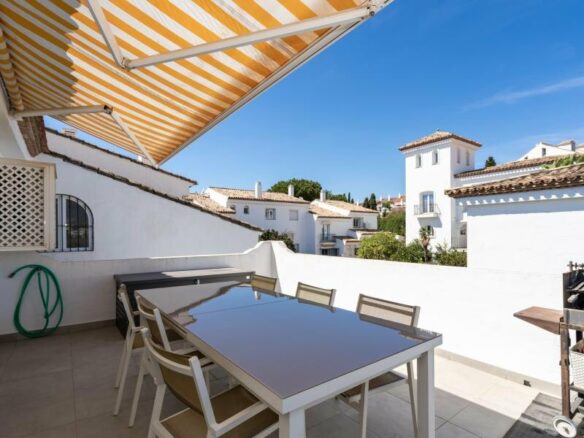 FOR SALE 🏡 Renovated Three-Bedroom Penthouse with Sea and Mountain Views – El Paraíso, Estepona 🇪🇸