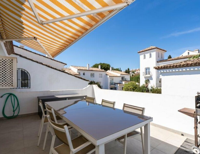 FOR SALE 🏡 Renovated Three-Bedroom Penthouse with Sea and Mountain Views – El Paraíso, Estepona 🇪🇸