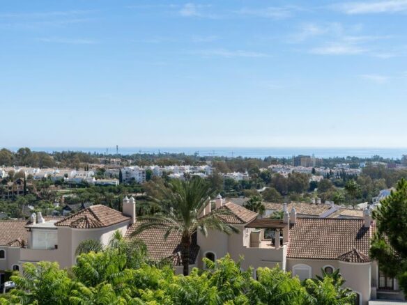 FOR SALE 🏡 Renovated Three-Bedroom Penthouse with Sea and Mountain Views – El Paraíso, Estepona 🇪🇸