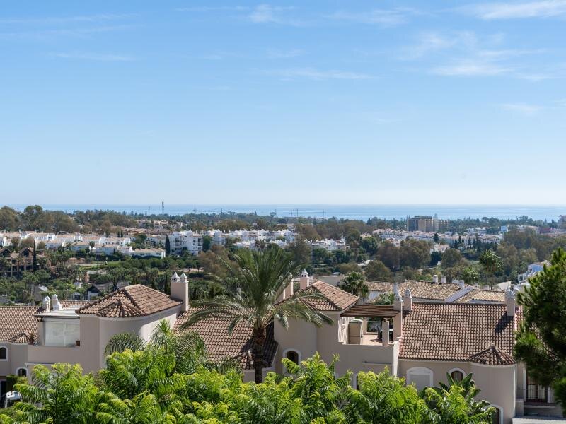 FOR SALE 🏡 Renovated Three-Bedroom Penthouse with Sea and Mountain Views – El Paraíso, Estepona 🇪🇸