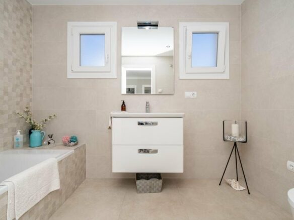 FOR SALE 🏡 Renovated Three-Bedroom Penthouse with Sea and Mountain Views – El Paraíso, Estepona 🇪🇸