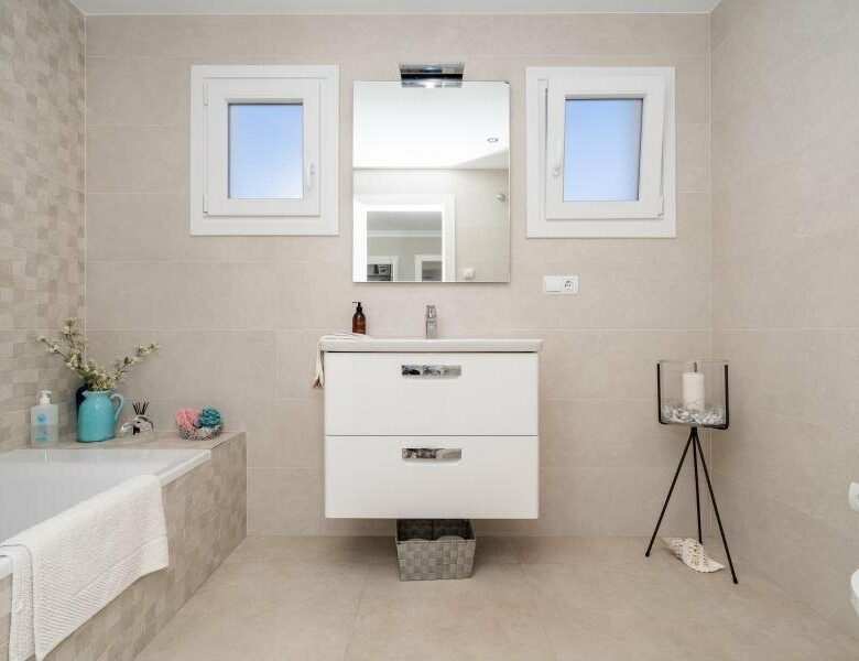 FOR SALE 🏡 Renovated Three-Bedroom Penthouse with Sea and Mountain Views – El Paraíso, Estepona 🇪🇸