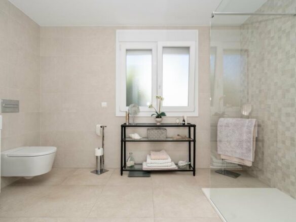 FOR SALE 🏡 Renovated Three-Bedroom Penthouse with Sea and Mountain Views – El Paraíso, Estepona 🇪🇸