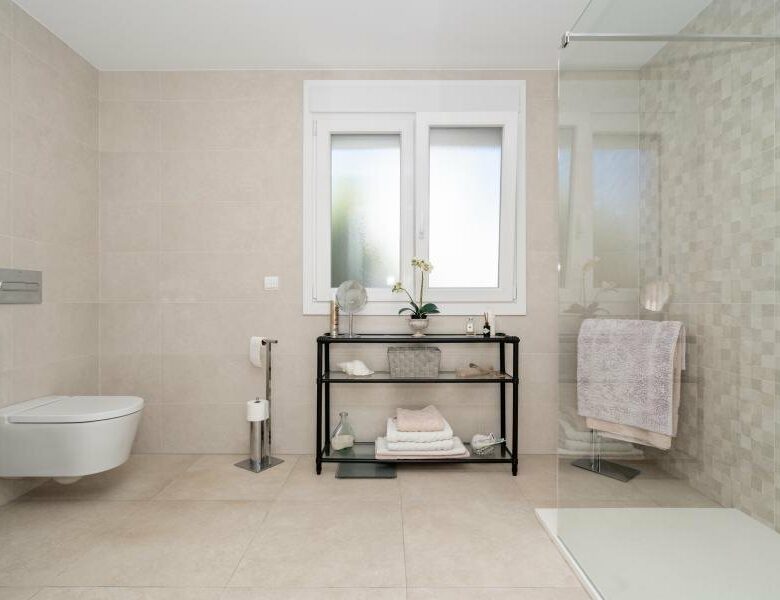 FOR SALE 🏡 Renovated Three-Bedroom Penthouse with Sea and Mountain Views – El Paraíso, Estepona 🇪🇸