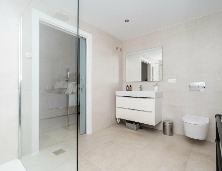 FOR SALE 🏡 Renovated Three-Bedroom Penthouse with Sea and Mountain Views – El Paraíso, Estepona 🇪🇸