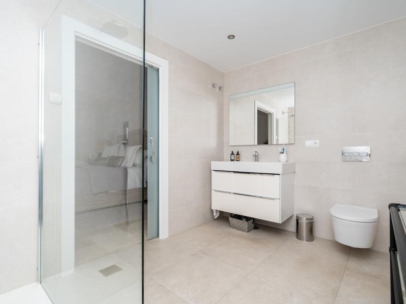 FOR SALE 🏡 Renovated Three-Bedroom Penthouse with Sea and Mountain Views – El Paraíso, Estepona 🇪🇸