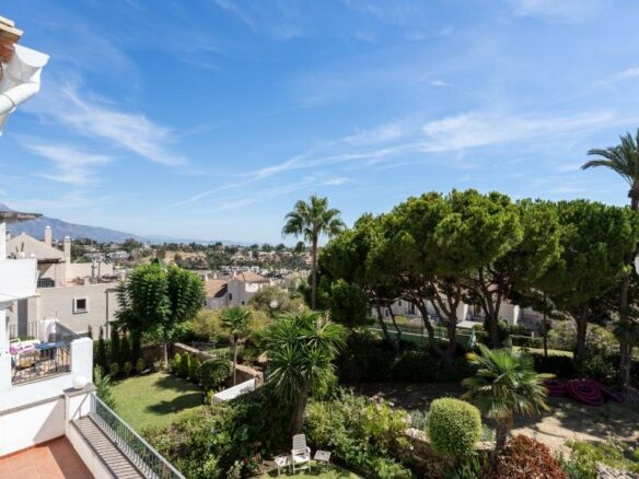 FOR SALE 🏡 Renovated Three-Bedroom Penthouse with Sea and Mountain Views – El Paraíso, Estepona 🇪🇸