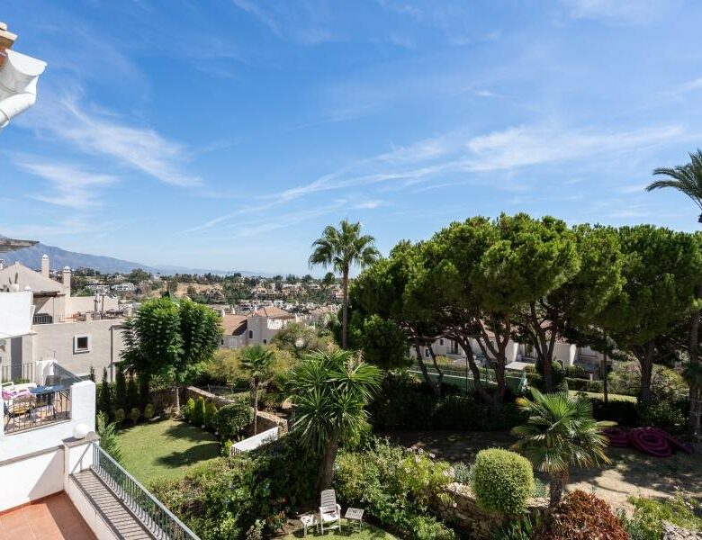 FOR SALE 🏡 Renovated Three-Bedroom Penthouse with Sea and Mountain Views – El Paraíso, Estepona 🇪🇸