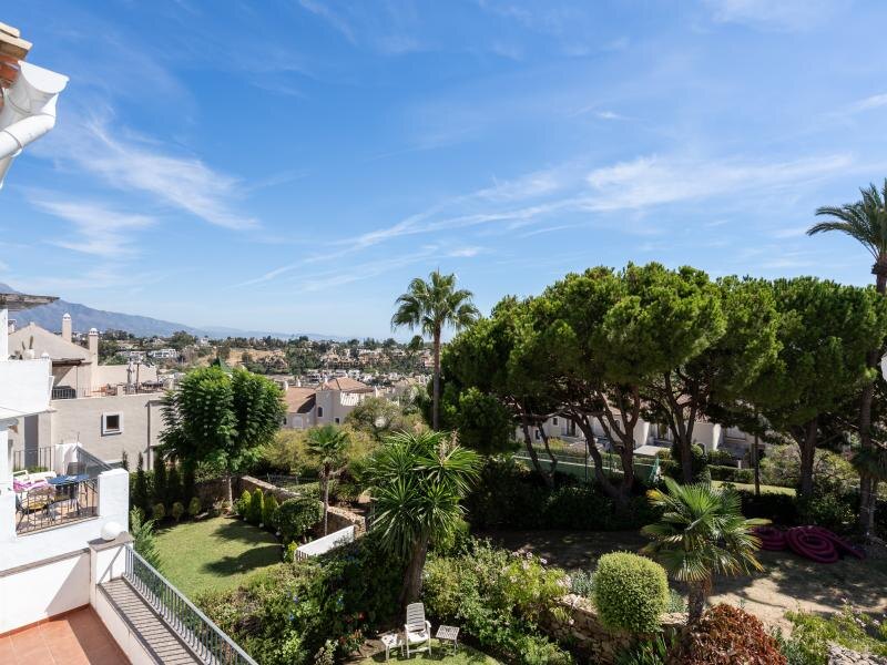 FOR SALE 🏡 Renovated Three-Bedroom Penthouse with Sea and Mountain Views – El Paraíso, Estepona 🇪🇸