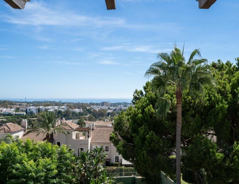 FOR SALE 🏡 Renovated Three-Bedroom Penthouse with Sea and Mountain Views – El Paraíso, Estepona 🇪🇸