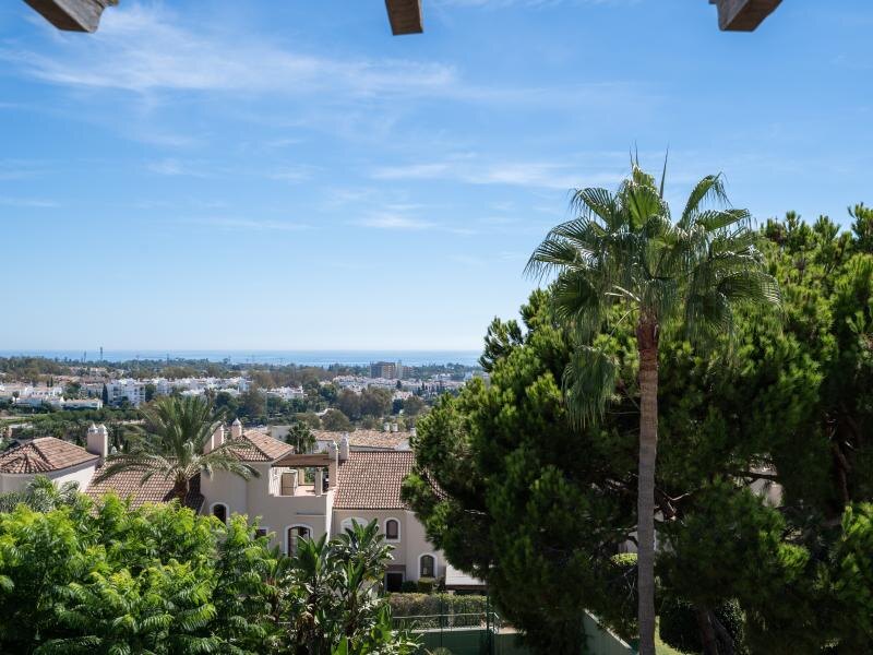 FOR SALE 🏡 Renovated Three-Bedroom Penthouse with Sea and Mountain Views – El Paraíso, Estepona 🇪🇸