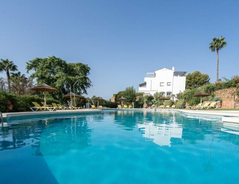 FOR SALE 🏡 Renovated Three-Bedroom Penthouse with Sea and Mountain Views – El Paraíso, Estepona 🇪🇸