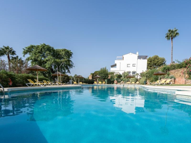 FOR SALE 🏡 Renovated Three-Bedroom Penthouse with Sea and Mountain Views – El Paraíso, Estepona 🇪🇸