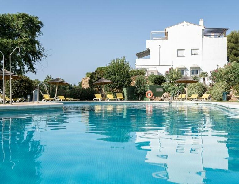 FOR SALE 🏡 Renovated Three-Bedroom Penthouse with Sea and Mountain Views – El Paraíso, Estepona 🇪🇸