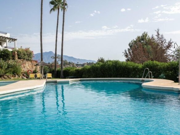 FOR SALE 🏡 Renovated Three-Bedroom Penthouse with Sea and Mountain Views – El Paraíso, Estepona 🇪🇸