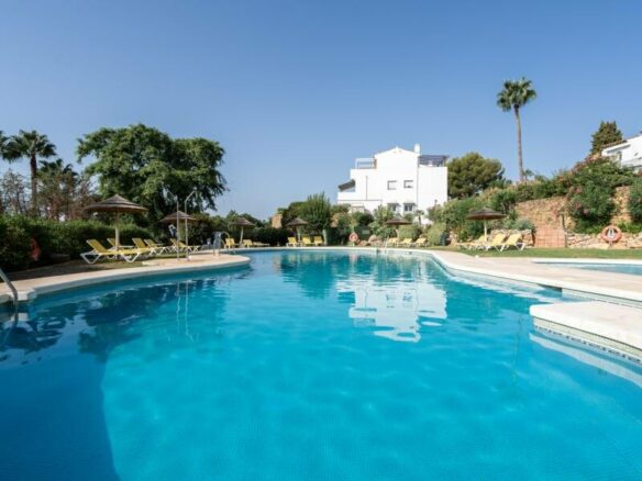 FOR SALE 🏡 Renovated Three-Bedroom Penthouse with Sea and Mountain Views – El Paraíso, Estepona 🇪🇸