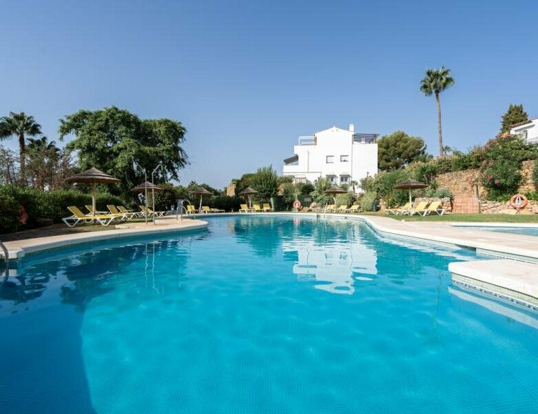 FOR SALE 🏡 Renovated Three-Bedroom Penthouse with Sea and Mountain Views – El Paraíso, Estepona 🇪🇸