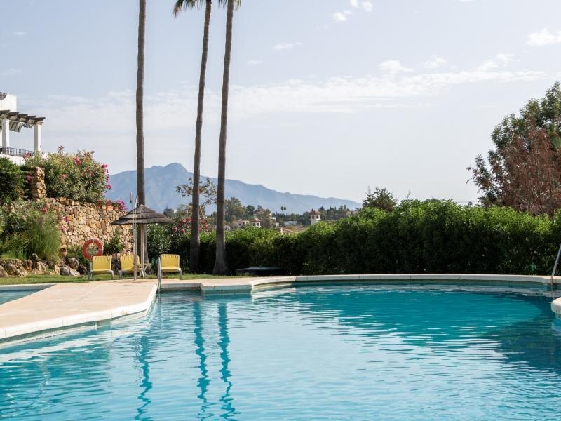 FOR SALE 🏡 Renovated Three-Bedroom Penthouse with Sea and Mountain Views – El Paraíso, Estepona 🇪🇸