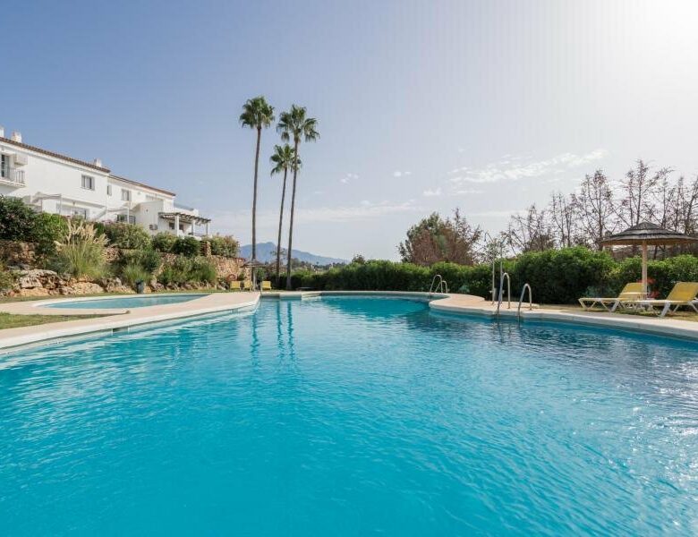 FOR SALE 🏡 Renovated Three-Bedroom Penthouse with Sea and Mountain Views – El Paraíso, Estepona 🇪🇸