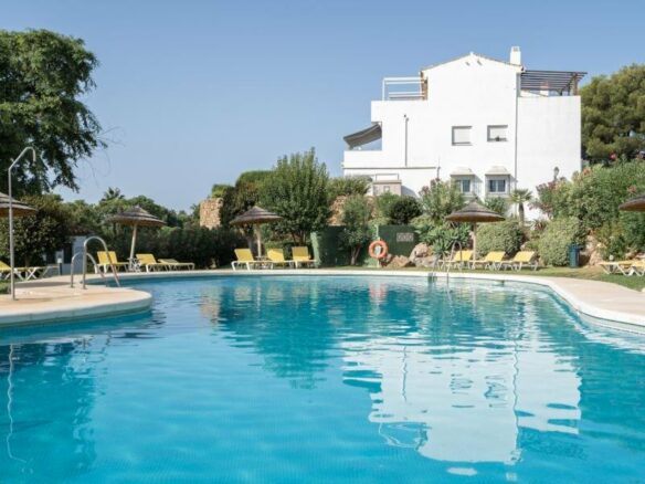 FOR SALE 🏡 Renovated Three-Bedroom Penthouse with Sea and Mountain Views – El Paraíso, Estepona 🇪🇸