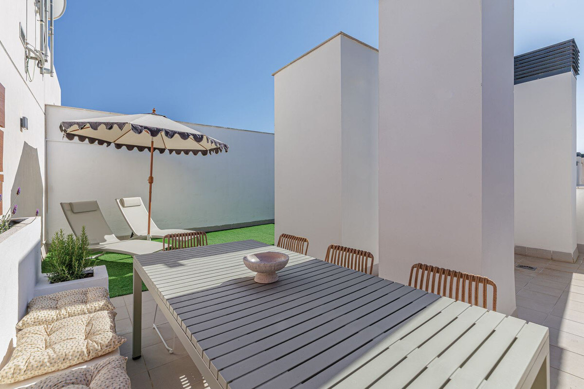 FOR SALE 🏡 Duplex Penthouse with 84 m² Private Solarium, Walk to Beach and Old Town – Estepona Town, Estepona 🇪🇸