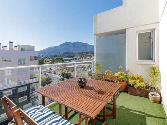 FOR SALE 🏡 Duplex Penthouse with 84 m² Private Solarium, Walk to Beach and Old Town – Estepona Town, Estepona 🇪🇸