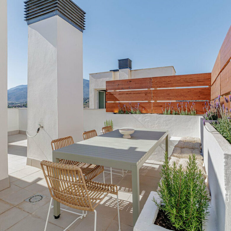 FOR SALE 🏡 Duplex Penthouse with 84 m² Private Solarium, Walk to Beach and Old Town – Estepona Town, Estepona 🇪🇸