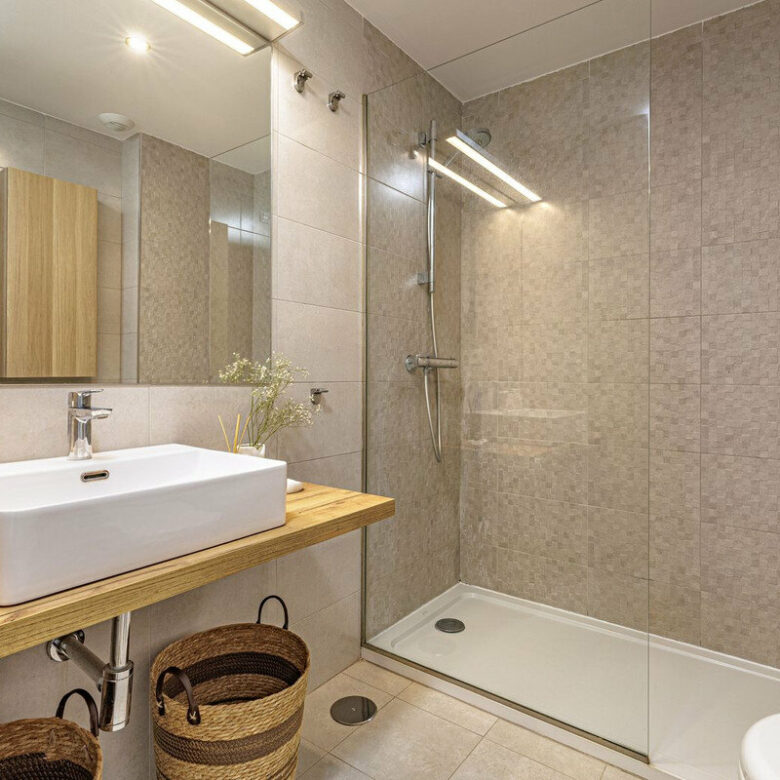 FOR SALE 🏡 Duplex Penthouse with 84 m² Private Solarium, Walk to Beach and Old Town – Estepona Town, Estepona 🇪🇸