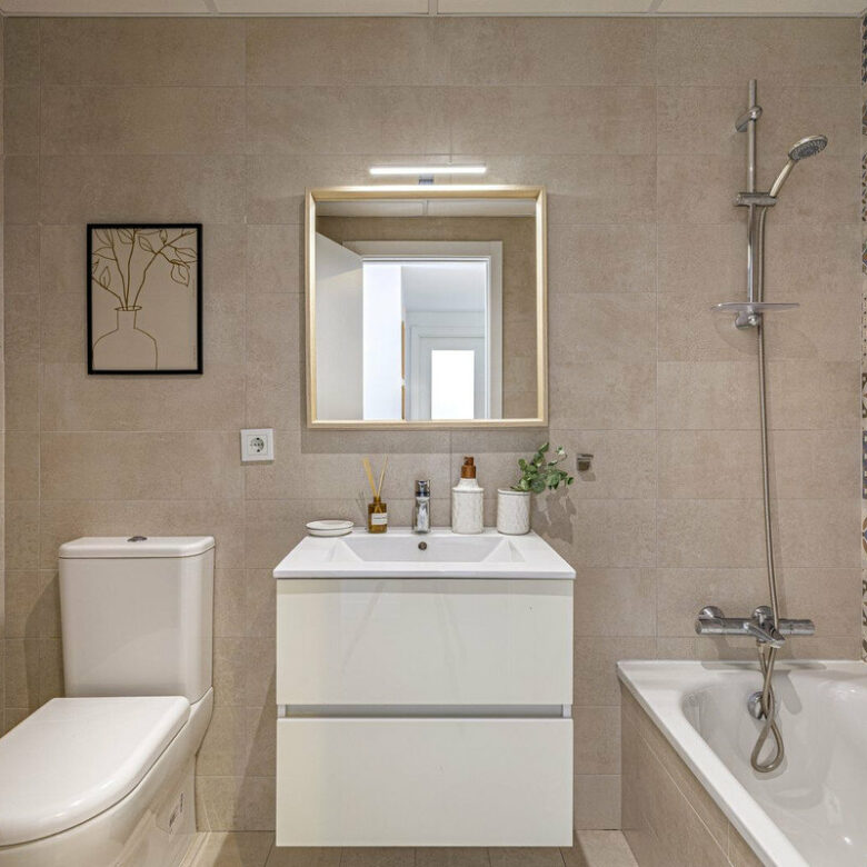 FOR SALE 🏡 Duplex Penthouse with 84 m² Private Solarium, Walk to Beach and Old Town – Estepona Town, Estepona 🇪🇸
