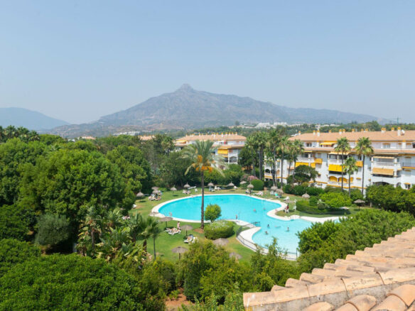 FOR SALE 🏡 Renovated Three-Bedroom Corner Penthouse with 96 m² of Terraces near Puerto Banús – Nueva Andalucía, Marbella 🇪🇸