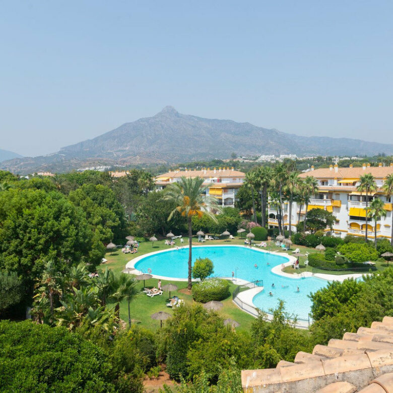 FOR SALE 🏡 Renovated Three-Bedroom Corner Penthouse with 96 m² of Terraces near Puerto Banús – Nueva Andalucía, Marbella 🇪🇸