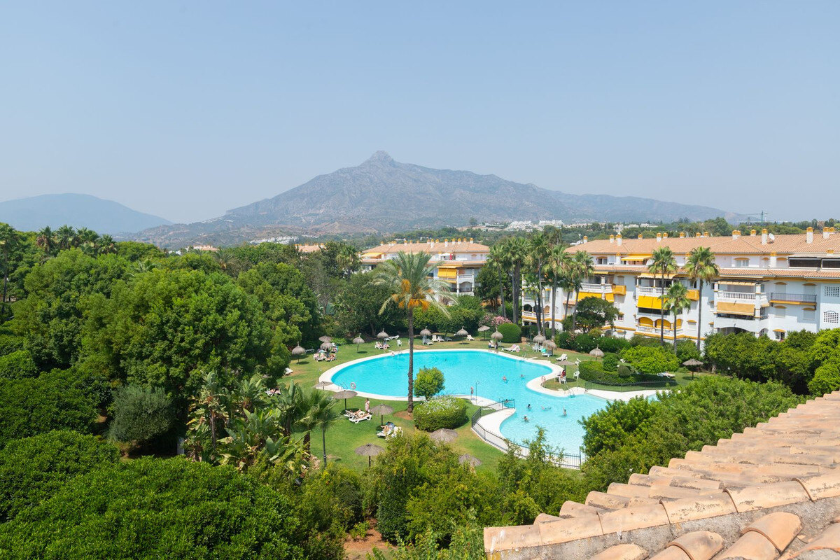 penthouse-nueva-andalucia-marbella-01 FOR SALE 🏡 Renovated Three-Bedroom Corner Penthouse with 96 m² of Terraces near Puerto BanĂşs – Nueva AndalucĂa, Marbella 🇪🇸