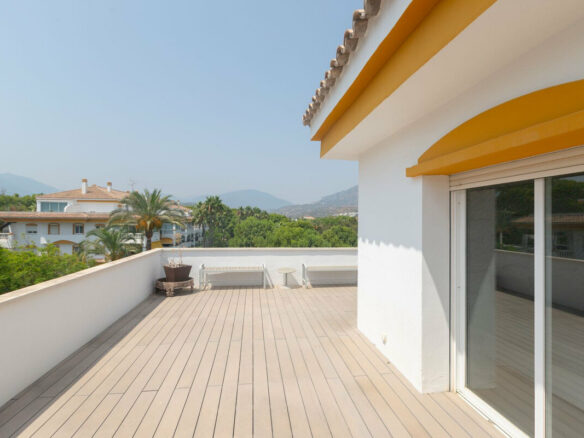 FOR SALE 🏡 Renovated Three-Bedroom Corner Penthouse with 96 m² of Terraces near Puerto Banús – Nueva Andalucía, Marbella 🇪🇸
